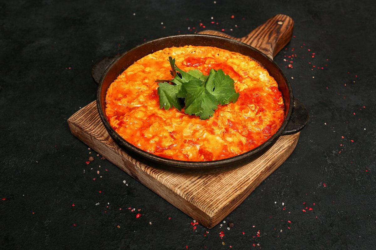 Скрембл с помидорами и грибами